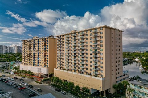 Condo in Hallandale Beach, Florida, 2 bedrooms  № 1400296 - photo 25