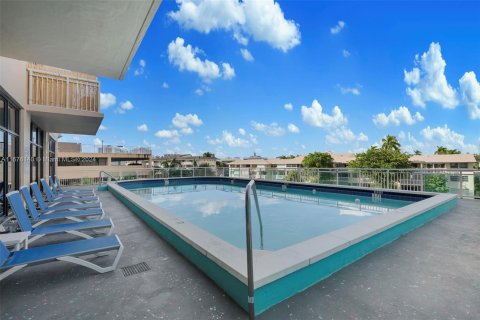 Condo in Hallandale Beach, Florida, 2 bedrooms  № 1400296 - photo 23