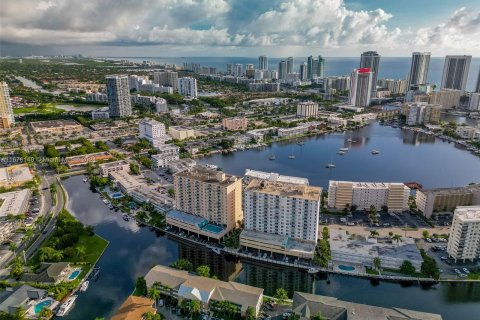 Condo in Hallandale Beach, Florida, 2 bedrooms  № 1400296 - photo 29