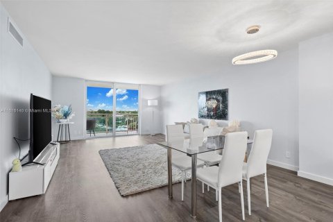 Condo in Hallandale Beach, Florida, 2 bedrooms  № 1400296 - photo 4