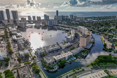 Condo in Hallandale Beach, Florida, 2 bedrooms  № 1400296 - photo 28