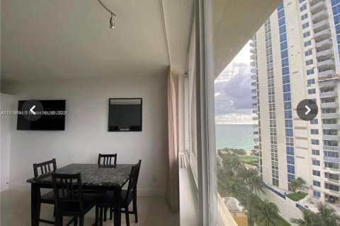 Condominio en venta en Sunny Isles Beach, Florida, 33.44 m2 № 611555 - foto 5