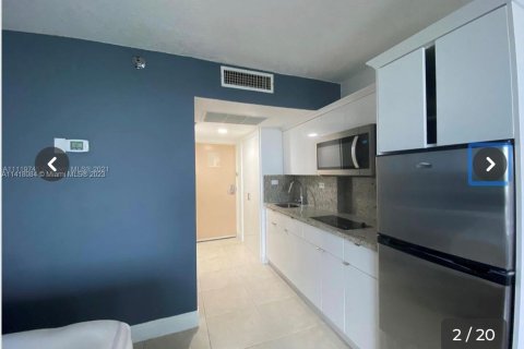Condominio en venta en Sunny Isles Beach, Florida, 33.44 m2 № 611555 - foto 1