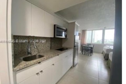 Condominio en venta en Sunny Isles Beach, Florida, 33.44 m2 № 611555 - foto 3