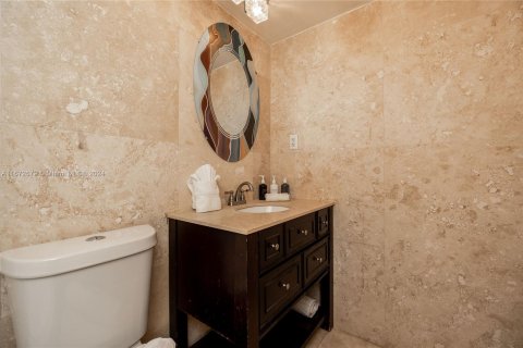 Condo in Miami Beach, Florida, 2 bedrooms  № 1396979 - photo 13