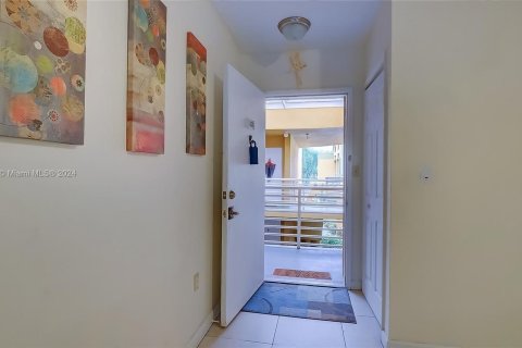 Condo in Miami, Florida, 2 bedrooms  № 1396977 - photo 1