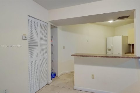 Condo in Miami, Florida, 2 bedrooms  № 1396977 - photo 3