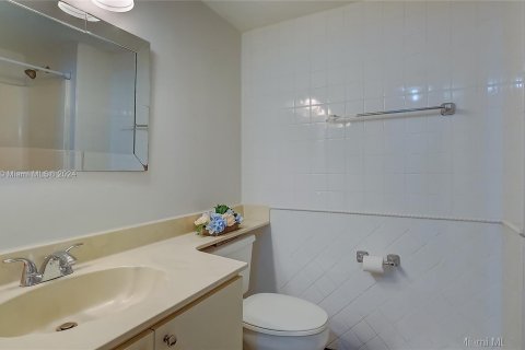 Condo in Miami, Florida, 2 bedrooms  № 1396977 - photo 8