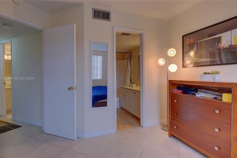 Condo in Miami, Florida, 2 bedrooms  № 1396977 - photo 6