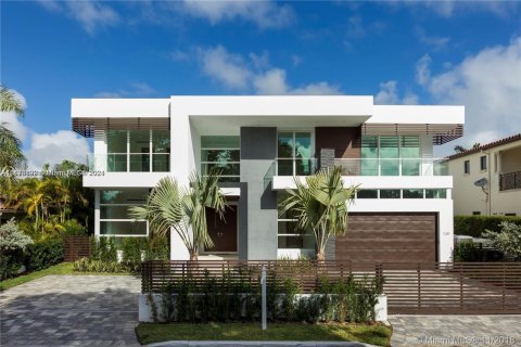 House in Bay Harbor Islands, Florida 8 bedrooms, 557.51 sq.m. № 1396976 - photo 2