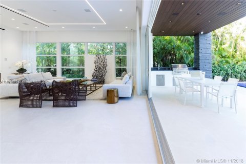 House in Bay Harbor Islands, Florida 8 bedrooms, 557.51 sq.m. № 1396976 - photo 11