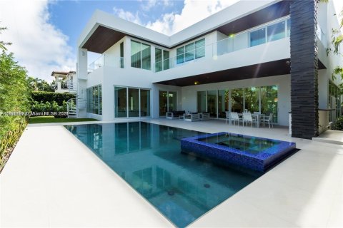 House in Bay Harbor Islands, Florida 8 bedrooms, 557.51 sq.m. № 1396976 - photo 29