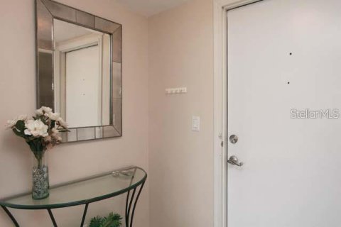 Condo in Sarasota, Florida, 1 bedroom  № 213064 - photo 2