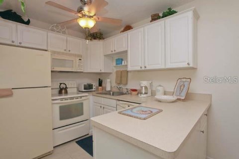 Condo in Sarasota, Florida, 1 bedroom  № 213064 - photo 7