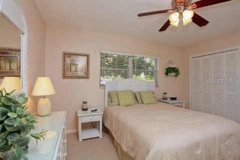 Condo in Sarasota, Florida, 1 bedroom  № 213064 - photo 8