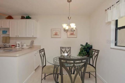 Condo in Sarasota, Florida, 1 bedroom  № 213064 - photo 5