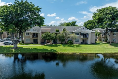 Condo in Pembroke Pines, Florida, 1 bedroom  № 1368868 - photo 1