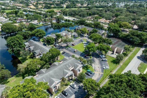 Condo in Pembroke Pines, Florida, 1 bedroom  № 1368868 - photo 12