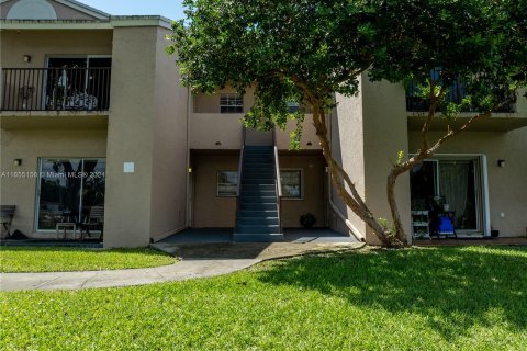 Condo in Pembroke Pines, Florida, 1 bedroom  № 1368868 - photo 2