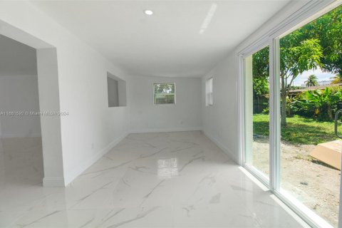 House in North Miami Beach, Florida 3 bedrooms, 145.86 sq.m. № 1368912 - photo 13