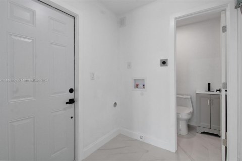 House in North Miami Beach, Florida 3 bedrooms, 145.86 sq.m. № 1368912 - photo 18