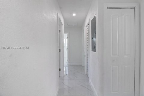 House in North Miami Beach, Florida 3 bedrooms, 145.86 sq.m. № 1368912 - photo 20