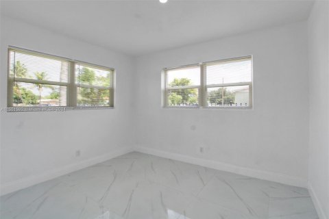 House in North Miami Beach, Florida 3 bedrooms, 145.86 sq.m. № 1368912 - photo 14