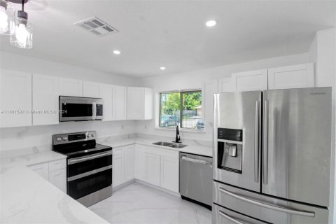 Casa en alquiler en North Miami Beach, Florida, 3 dormitorios, 145.86 m2 № 1368912 - foto 8