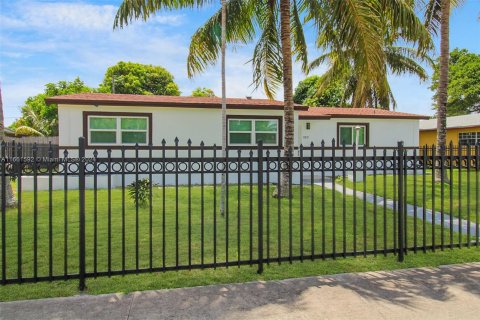 Villa ou maison à louer à North Miami Beach, Floride: 3 chambres, 145.86 m2 № 1368912 - photo 2