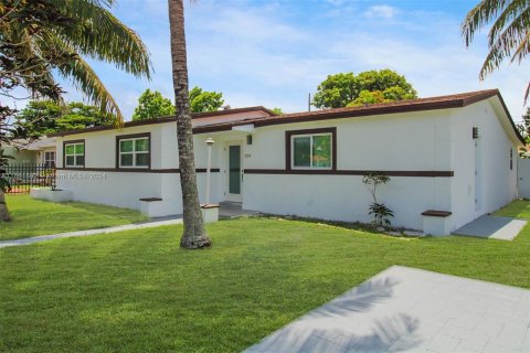 Villa ou maison à louer à North Miami Beach, Floride: 3 chambres, 145.86 m2 № 1368912 - photo 1