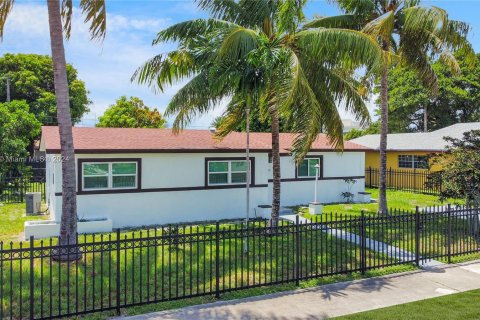 Villa ou maison à louer à North Miami Beach, Floride: 3 chambres, 145.86 m2 № 1368912 - photo 3