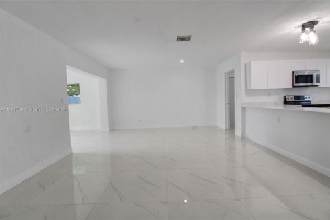 Villa ou maison à louer à North Miami Beach, Floride: 3 chambres, 145.86 m2 № 1368912 - photo 11