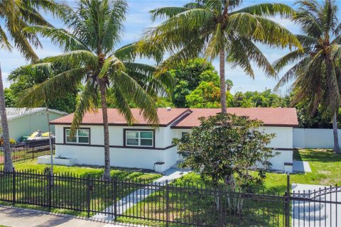 Villa ou maison à louer à North Miami Beach, Floride: 3 chambres, 145.86 m2 № 1368912 - photo 4