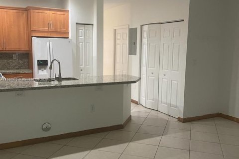 House in Doral, Florida 3 bedrooms, 131.92 sq.m. № 1367220 - photo 8