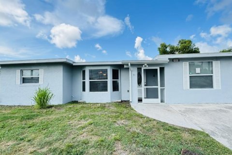 Villa ou maison à louer à Port Charlotte, Floride: 5 chambres, 128.76 m2 № 1368464 - photo 1