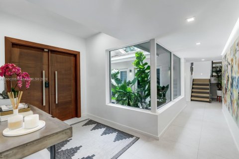 House in Coral Gables, Florida 4 bedrooms, 302.95 sq.m. № 1365653 - photo 5