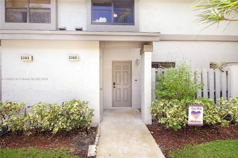 Townhouse in Coconut Creek, Florida 2 bedrooms, 114.27 sq.m. № 1399027 - photo 2