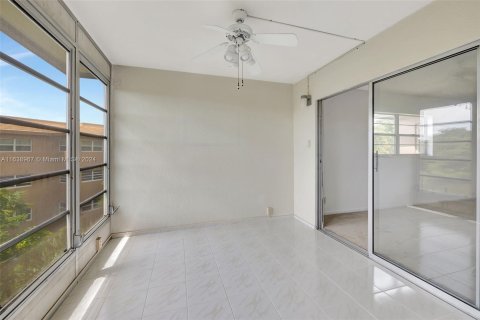 Condo in Coconut Creek, Florida, 2 bedrooms  № 1310813 - photo 14