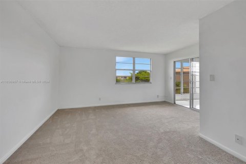 Condo in Coconut Creek, Florida, 2 bedrooms  № 1310813 - photo 17