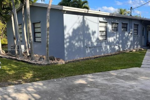 Villa ou maison à vendre à Cutler Bay, Floride: 5 chambres, 145.21 m2 № 1153510 - photo 1