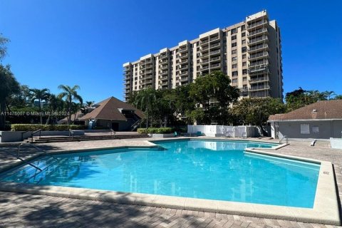 Condominio en venta en North Miami, Florida, 1 dormitorio, 72.65 m2 № 802546 - foto 11