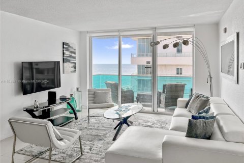 Condo in Hollywood, Florida, 2 bedrooms  № 1364121 - photo 1