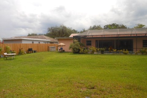 House in Plantation, Florida 4 bedrooms, 289.2 sq.m. № 599386 - photo 17