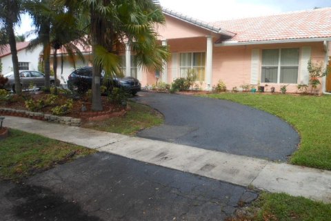 House in Plantation, Florida 4 bedrooms, 289.2 sq.m. № 599386 - photo 18