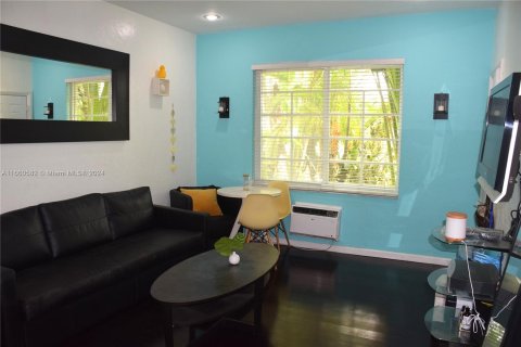 Condo in Miami Beach, Florida, 1 bedroom  № 1365924 - photo 10