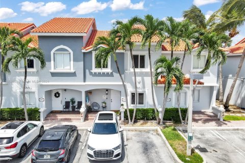 Adosado en venta en North Miami, Florida, 3 dormitorios, 137.4 m2 № 1365922 - foto 1