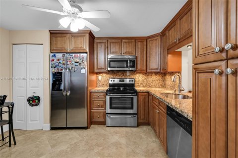 Condo in Pembroke Pines, Florida, 2 bedrooms  № 1316012 - photo 7