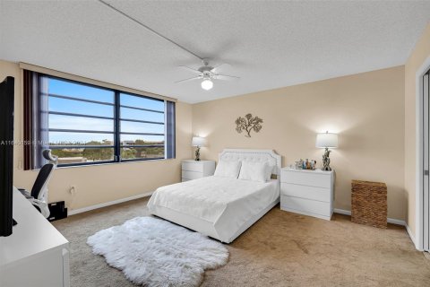 Condo in Pembroke Pines, Florida, 2 bedrooms  № 1316012 - photo 13