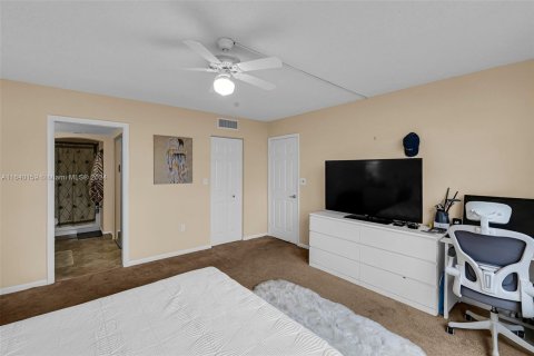 Condo in Pembroke Pines, Florida, 2 bedrooms  № 1316012 - photo 14