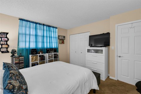 Condo in Pembroke Pines, Florida, 2 bedrooms  № 1316012 - photo 17